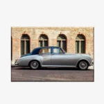 لوحة سيارات كلاسيكية - سيارة فضية - جدران حجرية - حضاري - لوحات فنية مودرن - لوحات كانفاس